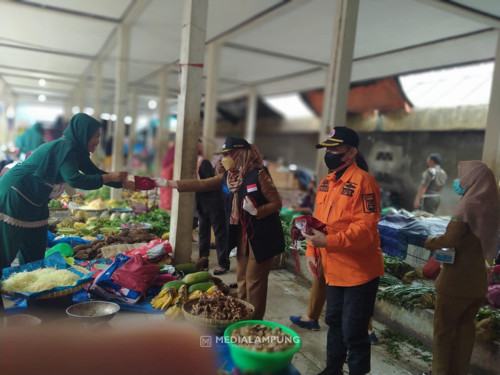 Kunjungi Pasar, Bunda Dewi Ingatkan Masyarakat Patuhi Prokes