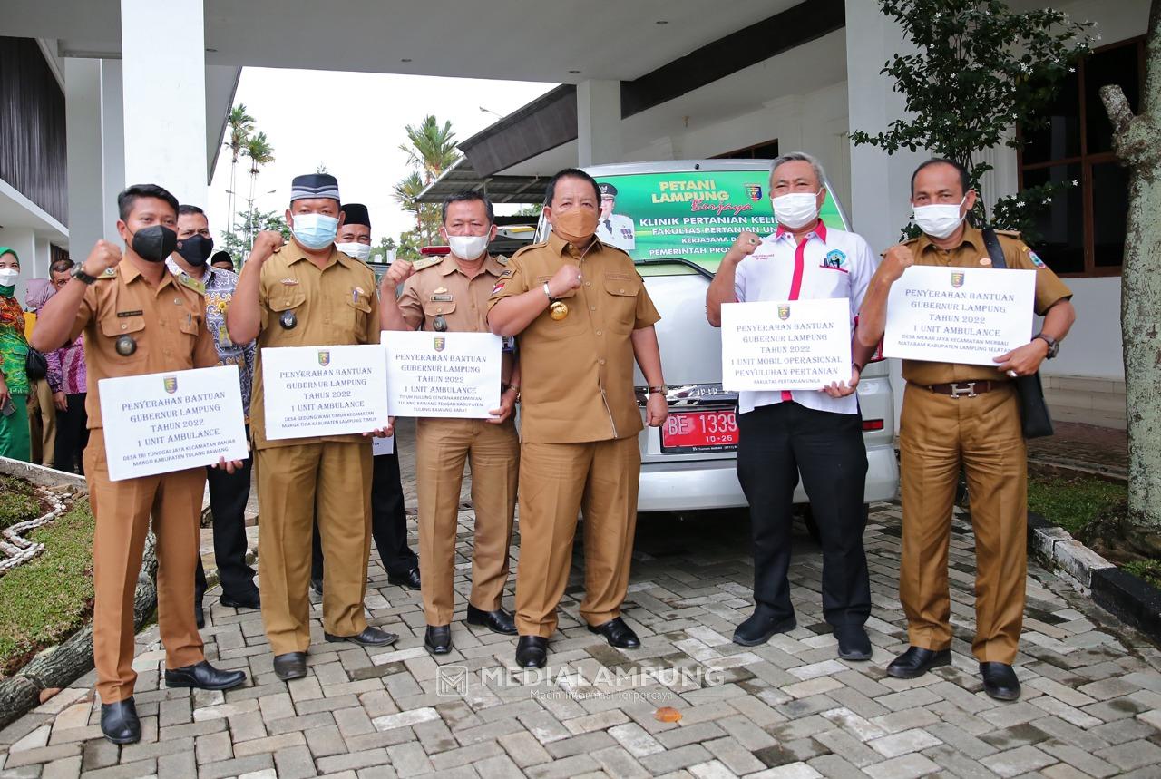 Arinal Serahkan Bantuan 6 Ambulans untuk Kades dan 1 Mobil untuk OPP Unila