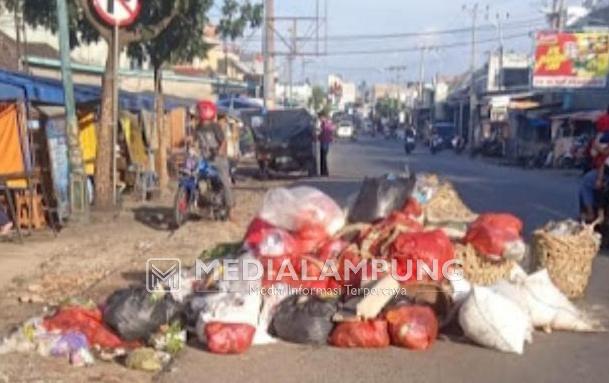Sampah Berserakan di Pinggir Jalan Bukitkemuning, Baunya Menyengat