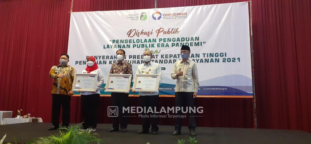 Kabupaten Lambar Terima Penghargaan Predikat Kepatuhan Tinggi Standar Pelayanan Publik Tahun 2021