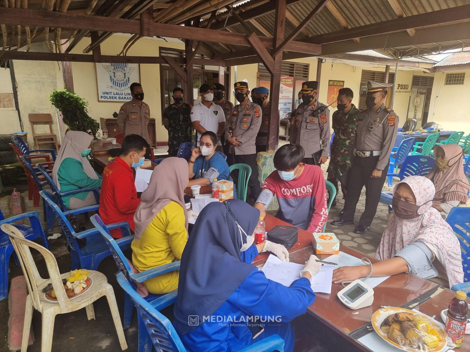 Kapolres Waykanan Tinjau Vaksinasi di Polsek Baradatu 