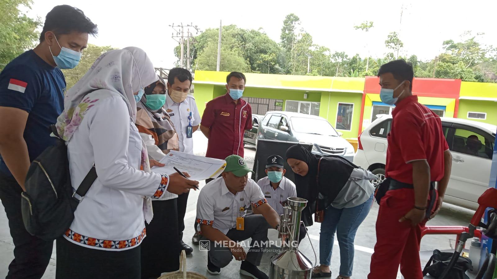 Lindungi Konsumen, Diskoperindag Lambar Lakukan Tera Ulang di SPBU Liwa