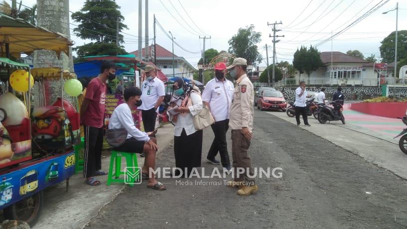 Tim Pemkab Lambar Tertibkan Puluhan PKL yang Berjualan di Trotoar Jalan