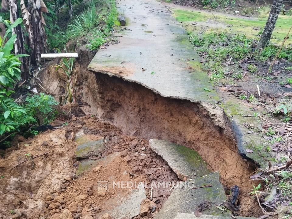 Kerusakan Dimana-Mana, Akses Jalan Mekarjaya Nyaris Lumpuh 