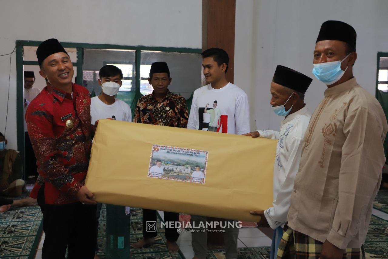 Tepati Janji, Parosil Salurkan Dana Pembangunan Masjid Al-Baidlo Rp100 Juta