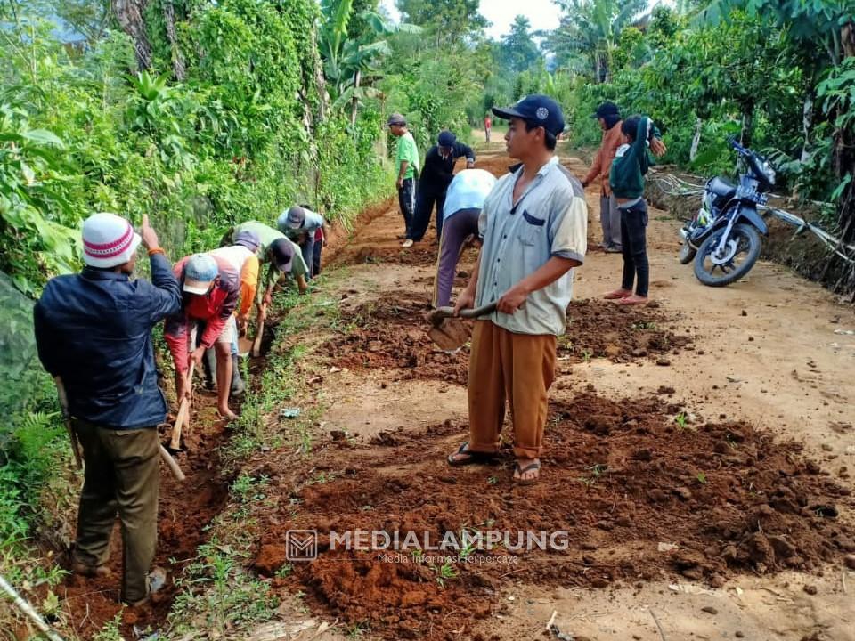 Pelihara Jalan Tanah, Warga Pekon Sukaraja Gencar Gotong Royong