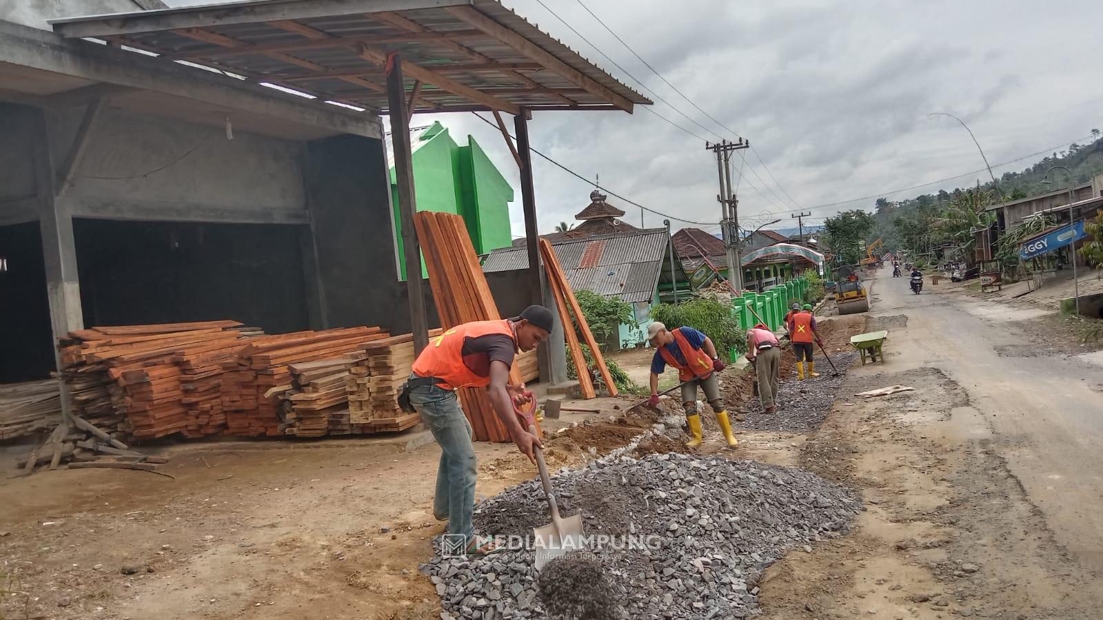 Minim Rambu Peringatan, Pembangunan Jalan Mutaralam-Gunungterang Dikeluhkan 