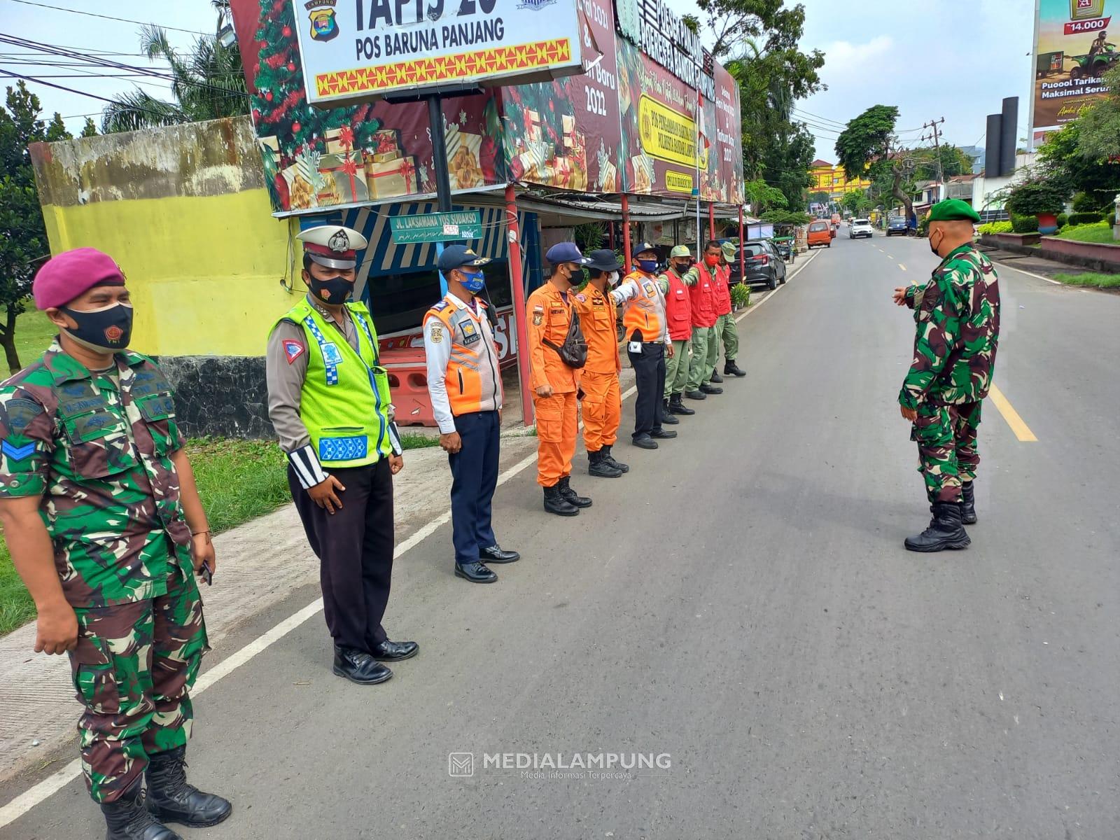 Babinsa Koramil Panjang Bersama Satgas Covid-19 Lakukan Penyekatan Kendaraan