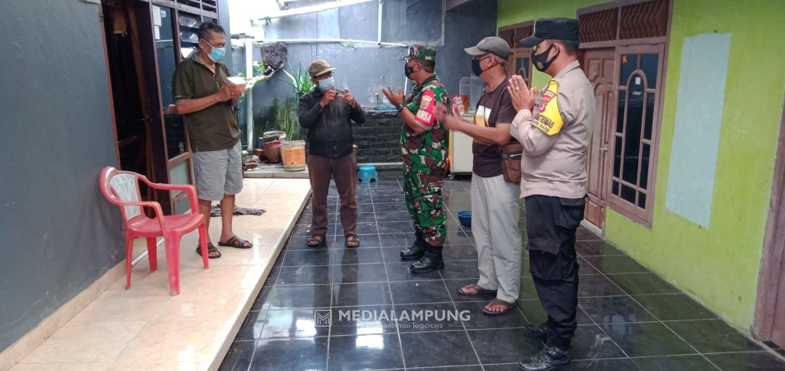 Babinsa Bersama Bhabinkamtibmas dan RT Salurkan Paket Obat untuk Warga Isoman