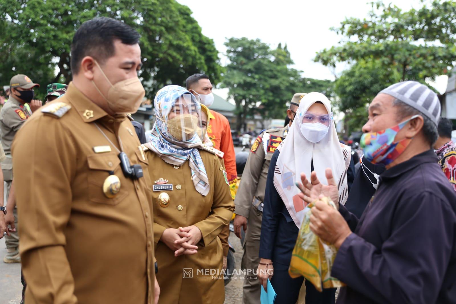 Wagub Nunik Tinjau Operasi Pasar Minyak Goreng di Pasar Bumiagung Tegineneng 