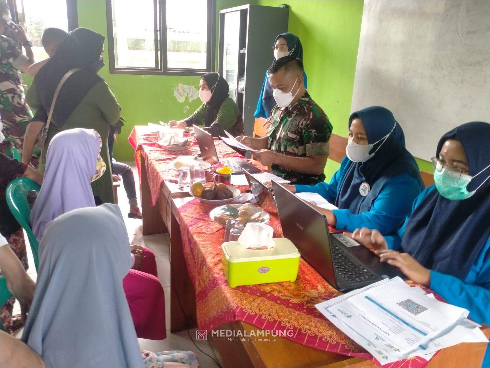 Koramil TKT Laksanakan Vaksinasi Mandiri di Wilayah Binaan