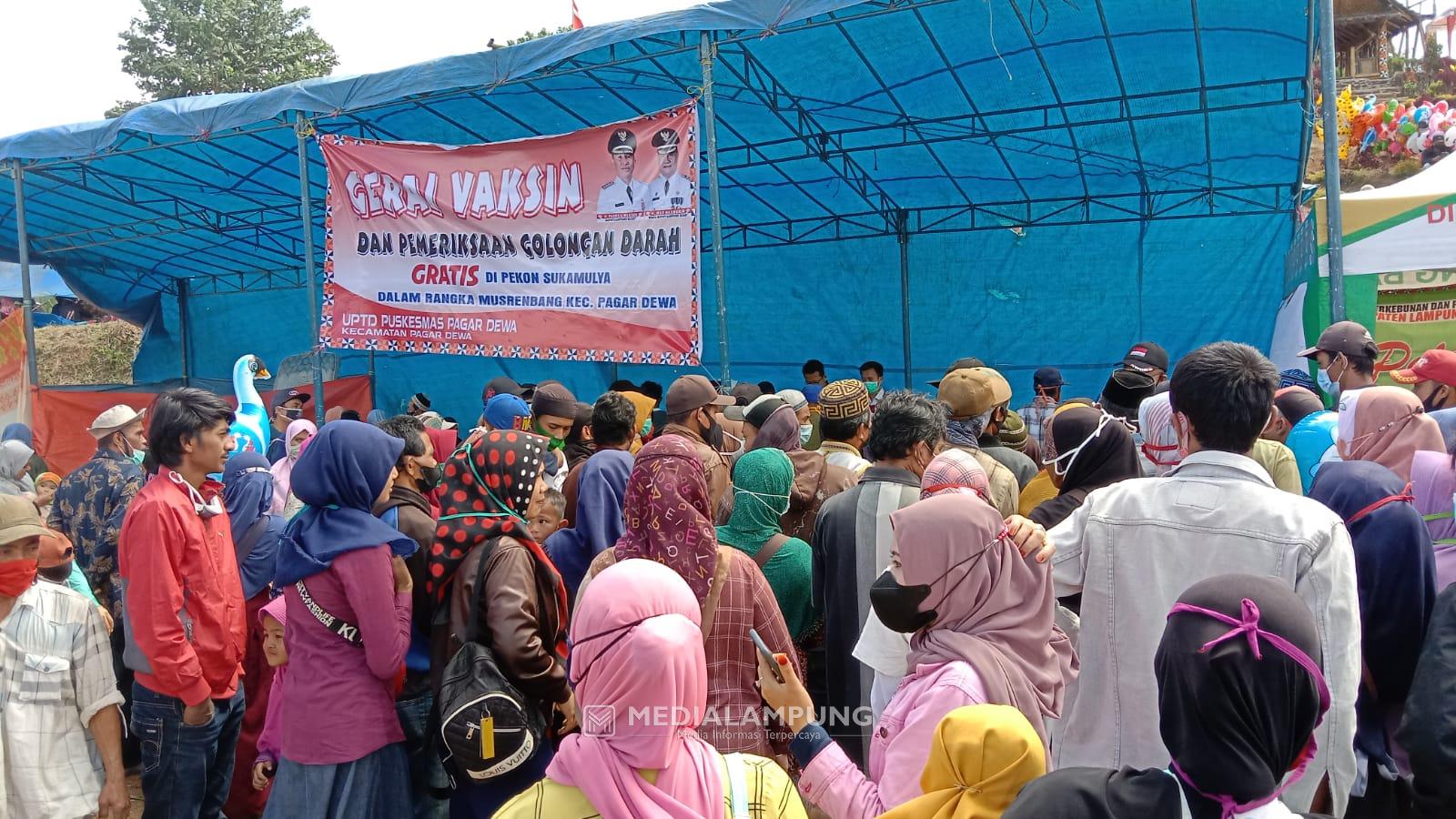 Peserta Vaksinasi Covid-19 di Musrenbang Kecamatan Pagardewa Membludak