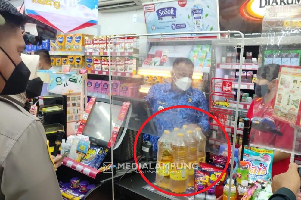 Bupati Lamsel Sidak Minyak Goreng di Minimarket, Ini Hasilnya