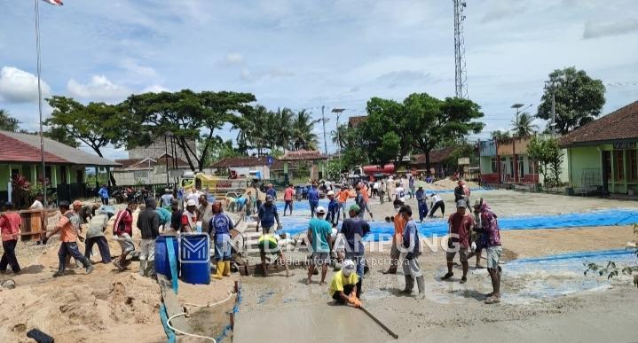 Warga Gotong Royong Bangun Lapangan Futsal di SDN 1 Tambahrejo