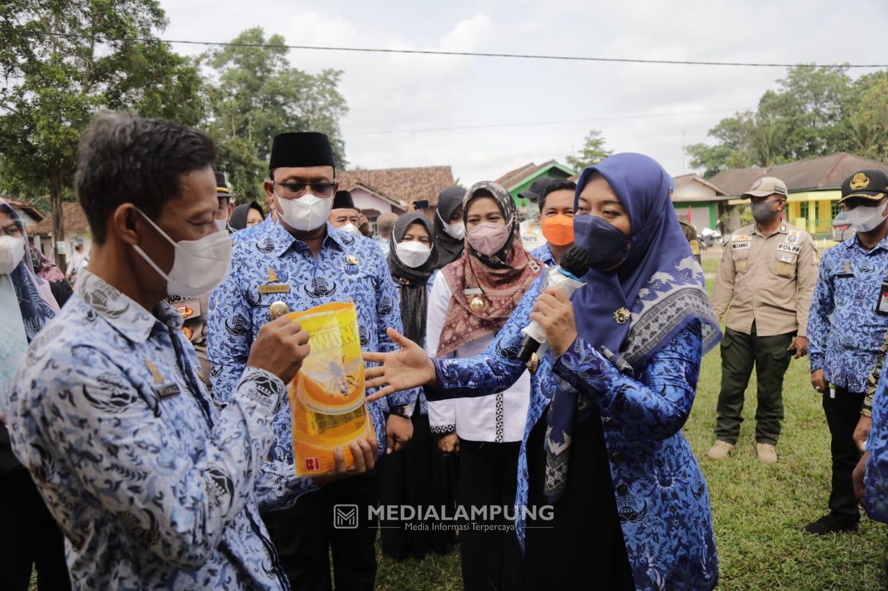 Nunik Tinjau Operasi Pasar Minyak Goreng di Lampung Tengah 