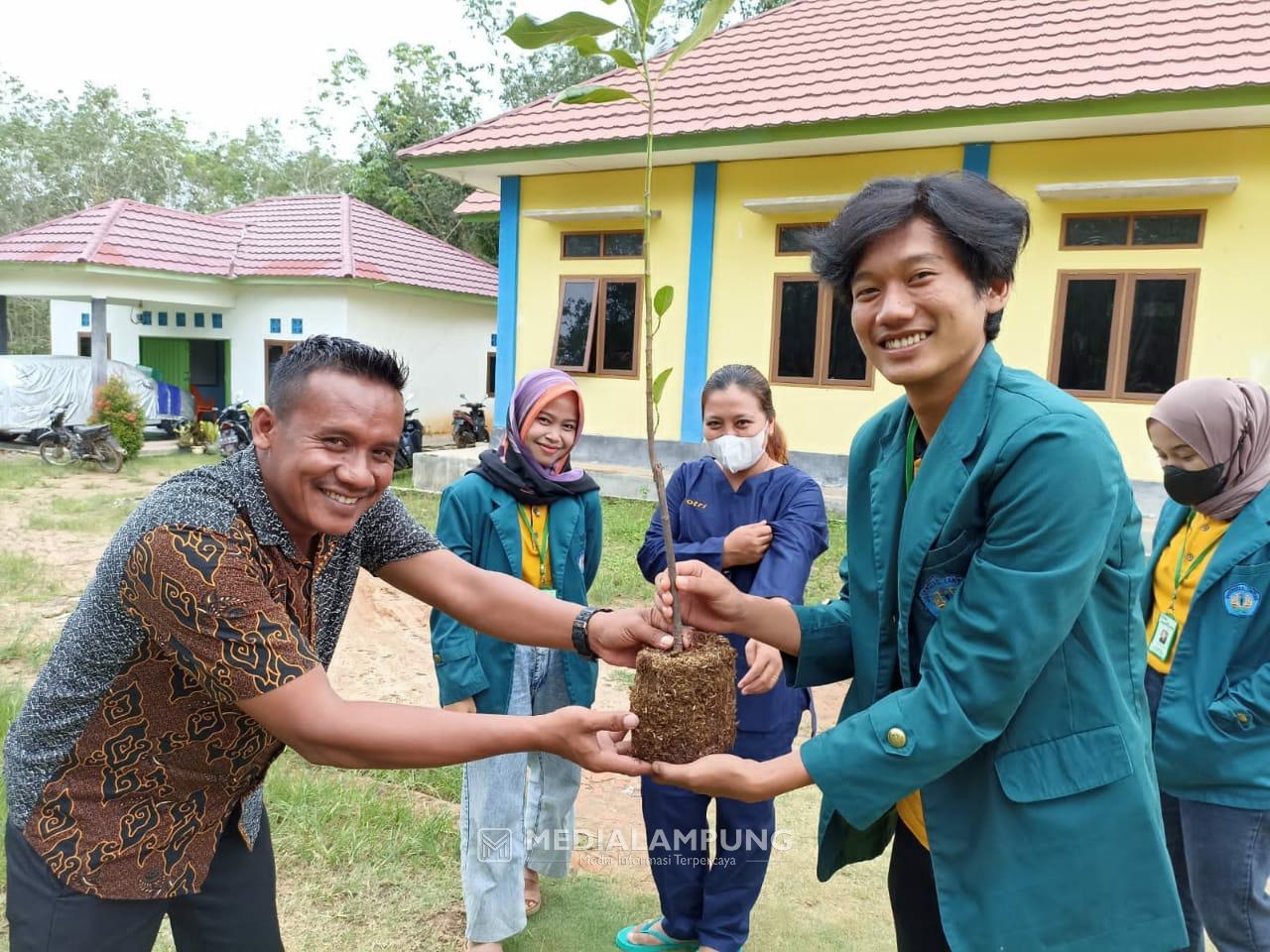 Mahasiswa KKN Unila Tanam Bibit Pohon Buah di Kampung Pakuan Sakti 