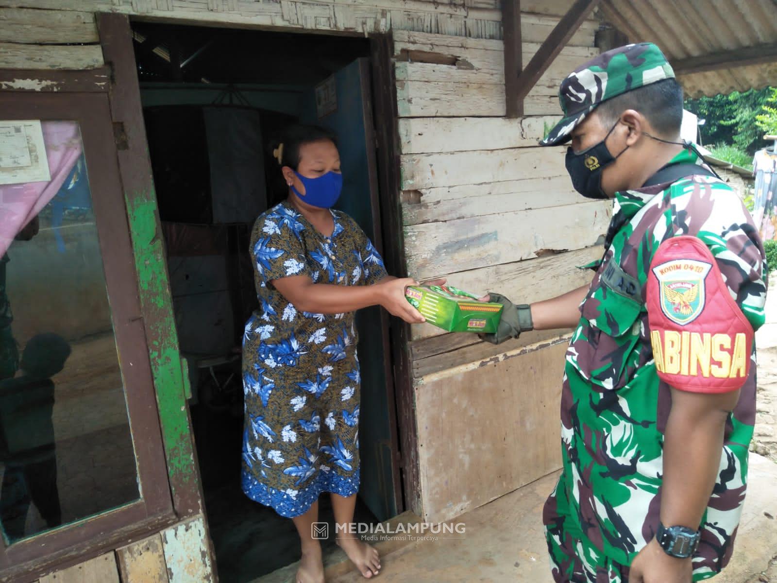 Anggota Koramil Kedaton Berbagi Nasi Kotak Sebagai Wujud Kepedulian Terhadap Warga 