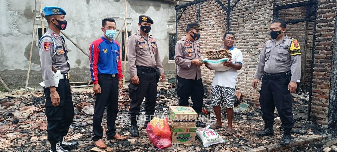Polsek Bengkunat Serahkan Bantuan Sembako Untuk Korban Kebakaran