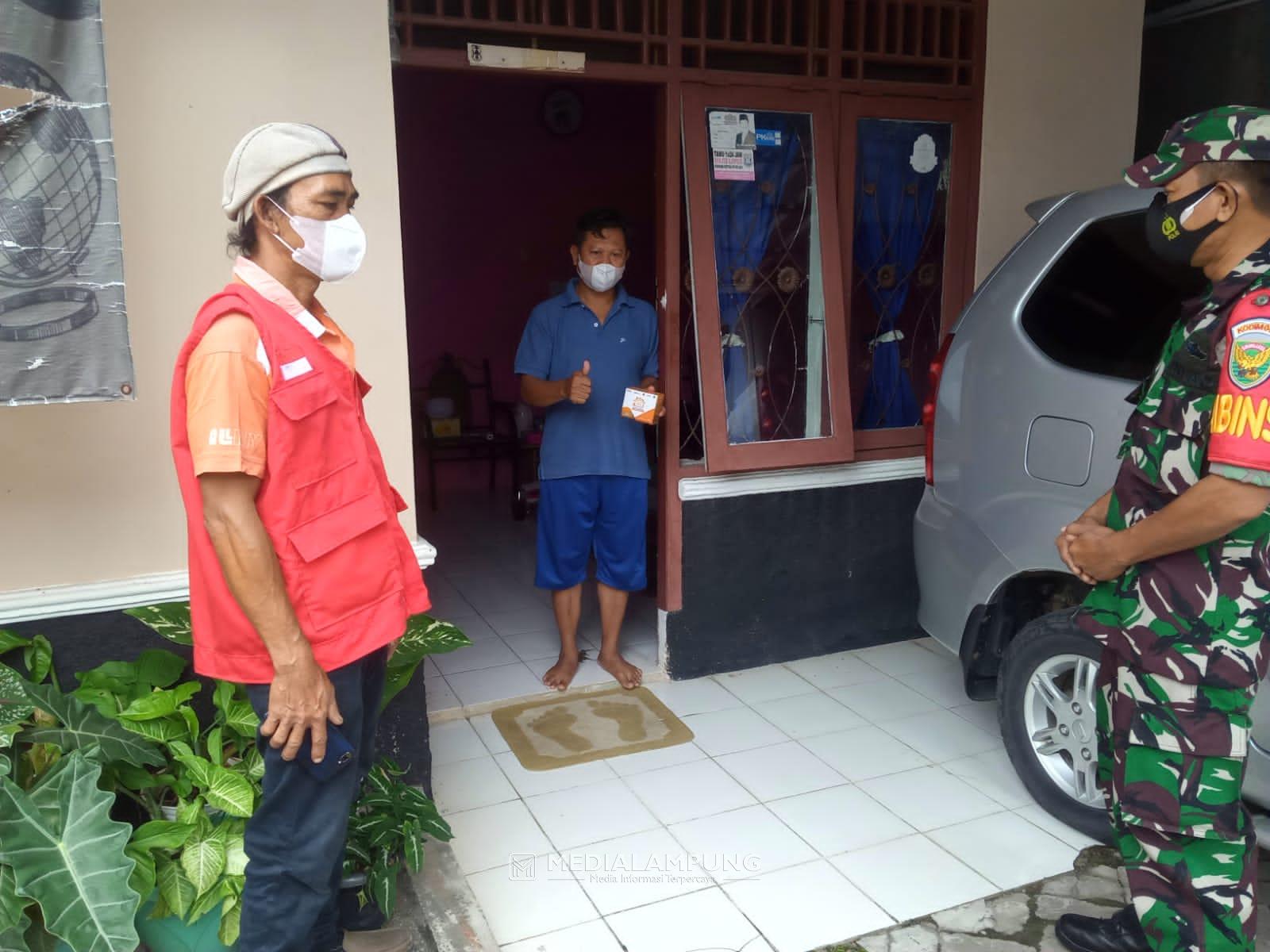 Babinsa Koramil TkT Distribusikan Paket Obat Bagi Warga Binaan Isoman 