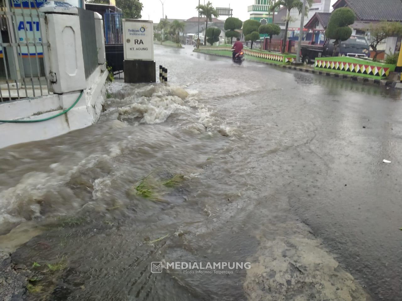 Drainase Dangkal, Luapan Air Kerap Genangi Jalan Merdeka Kotaagung