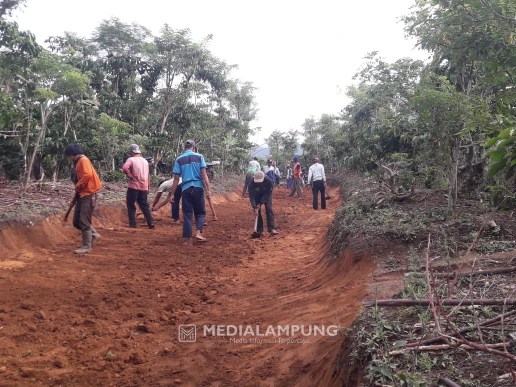 Warga Pekon Sukamakmur Gotong Royong Buka Badan Jalan