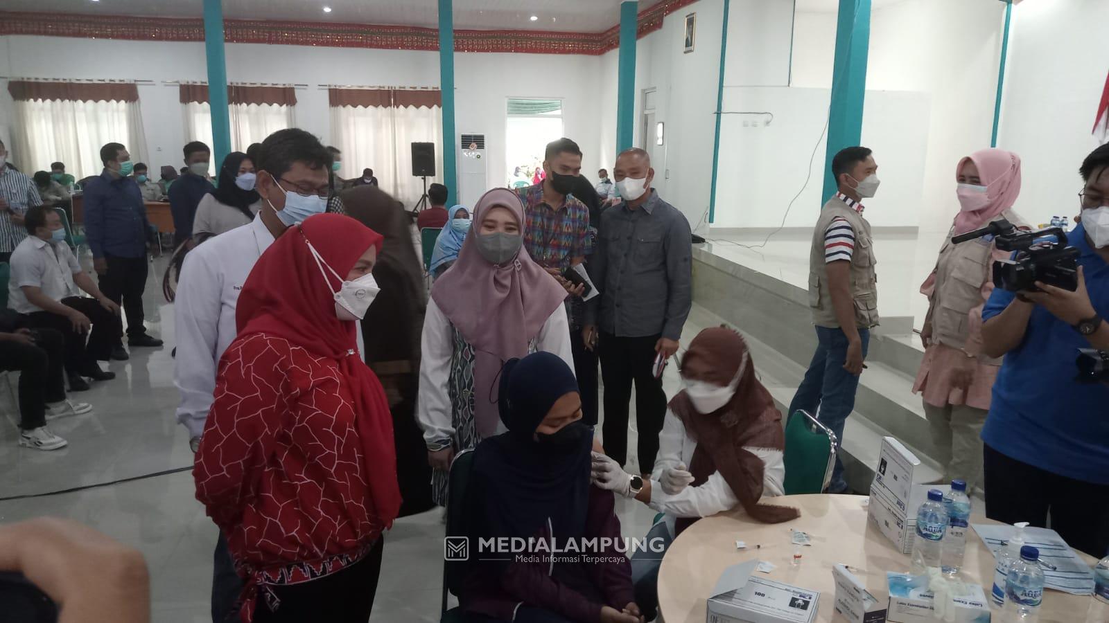 Bunda Eva Tinjau Vaksinasi Booster di Fakultas Pertanian Unila