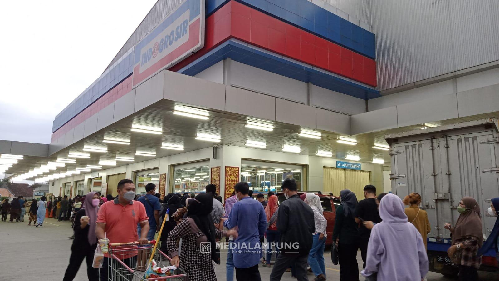 Antrian Minyak Goreng Mengular di Indogrosir, Satgas Covid-19 Entah Kemana