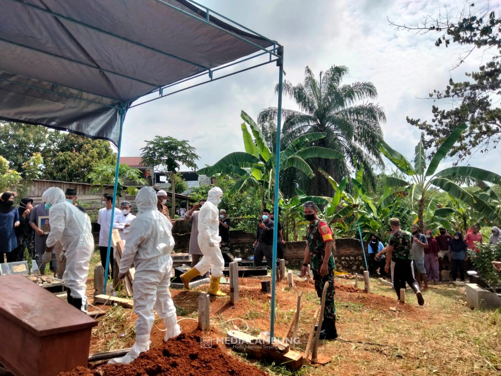 Babinsa Serda David Pantau Pemakaman Jenazah oleh Satgas Covid