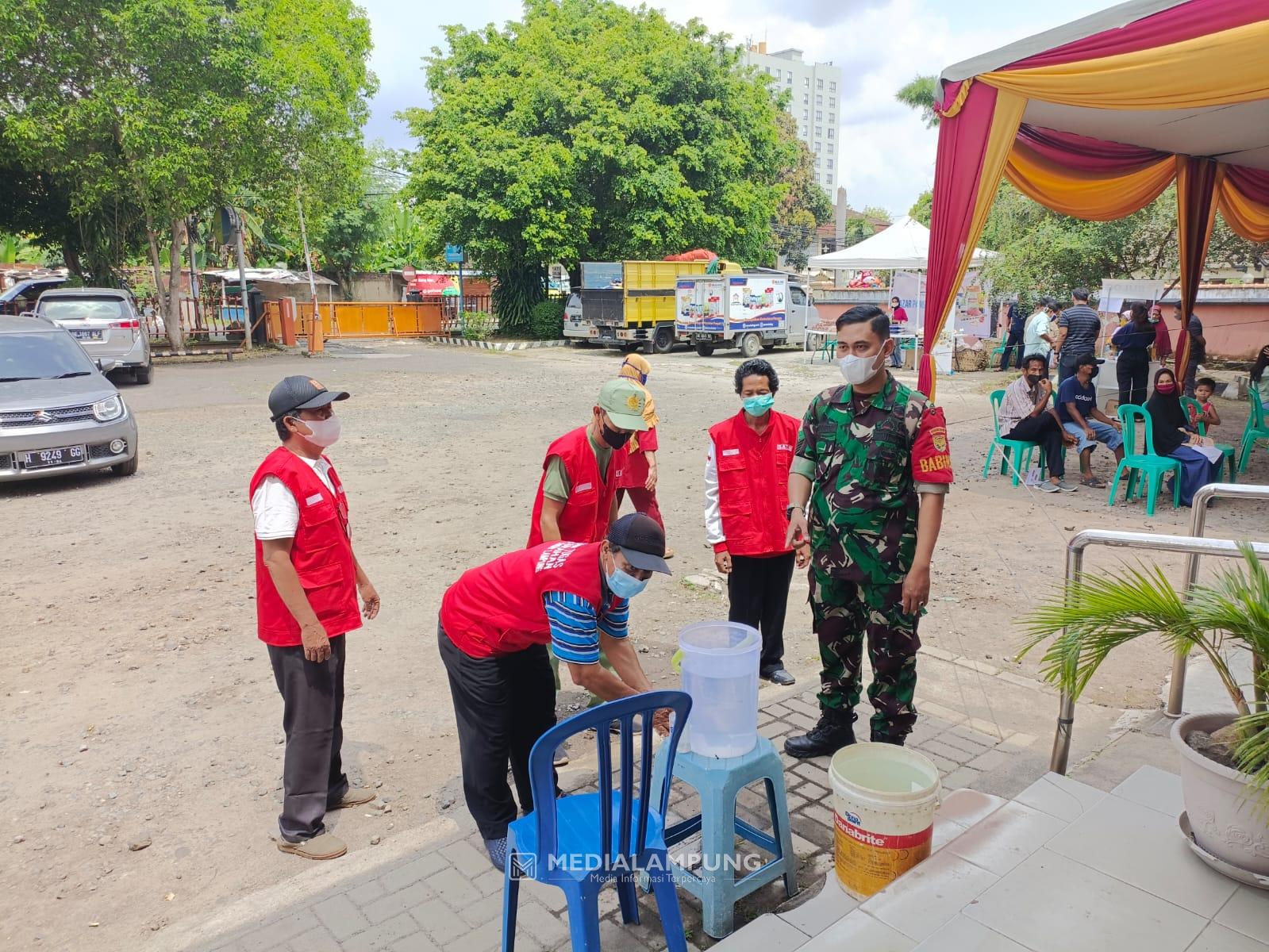 Babinsa Serma Hermanto Monitoring Penyaluran BLT di Kantor Pos Pahoman