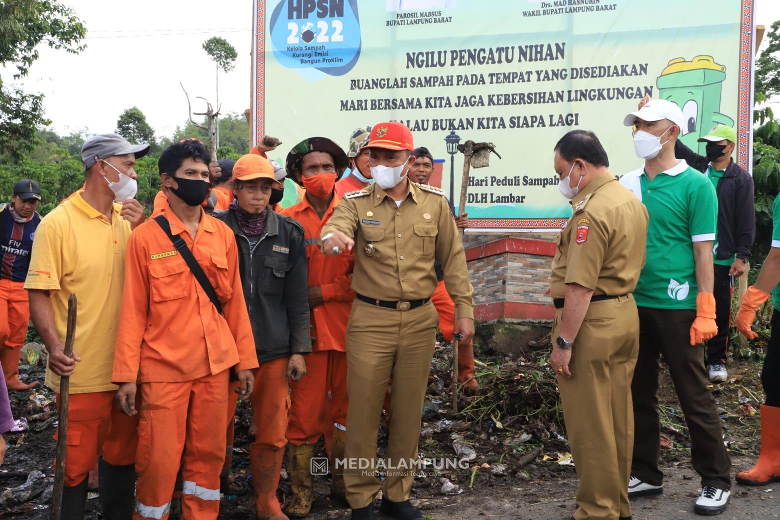 Peringati HPSN, Pemkab Lambar Gelar Aksi Bersih Serentak dan Tanam Pohon