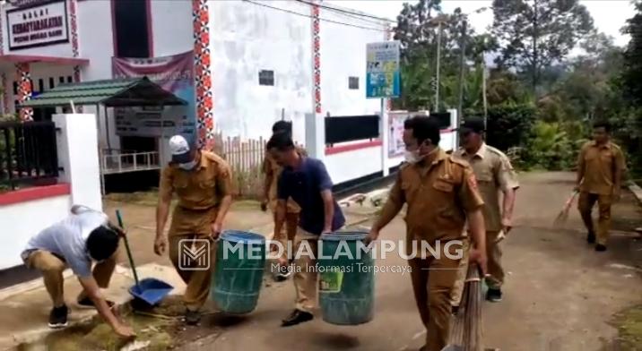 Peringati HPSN, Perangkat Pekon Muarabaru Berkeliling Pungut Sampah 