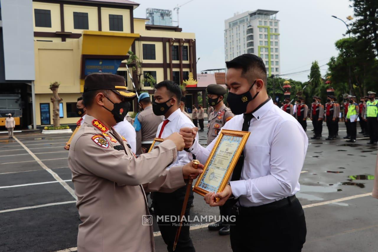 Kapolresta Bandarlampung Serahkan Penghargaan kepada 43 Personel Berprestasi