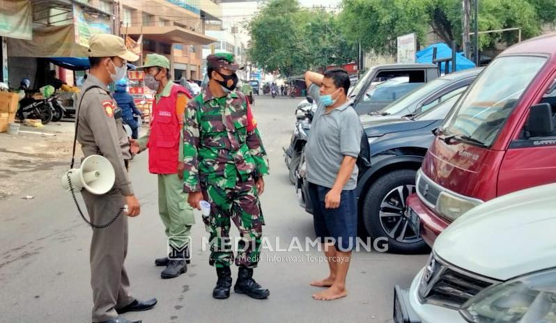 Babinsa Koramil TBS Laksanakan Komsos dan Imbau Warga Patuhi Prokes