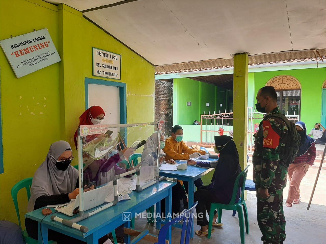 Babinsa Kelurahan Susunan Baru Tinjau Pelaksanaan Vaksinasi Di Wilayah ...