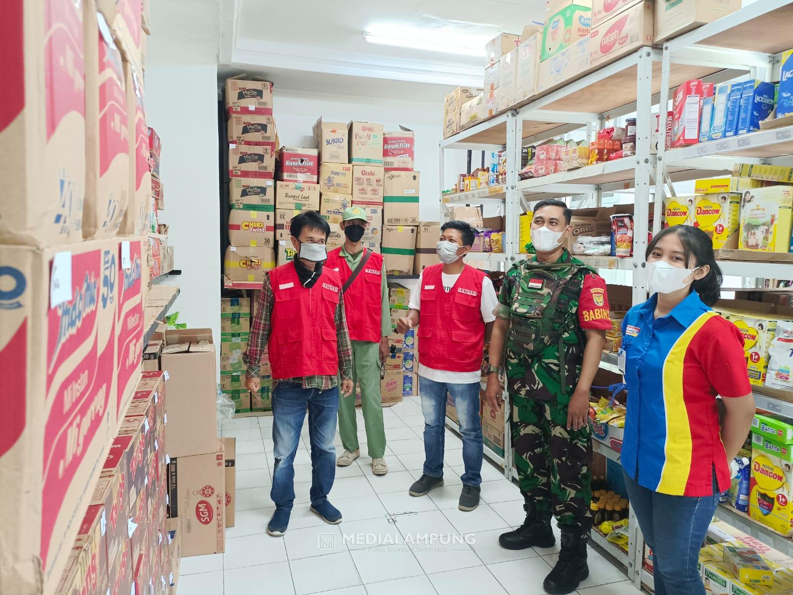 Minyak Goreng Langka, Babinsa dan Perangkat Kelurahan Sidak Minimarket