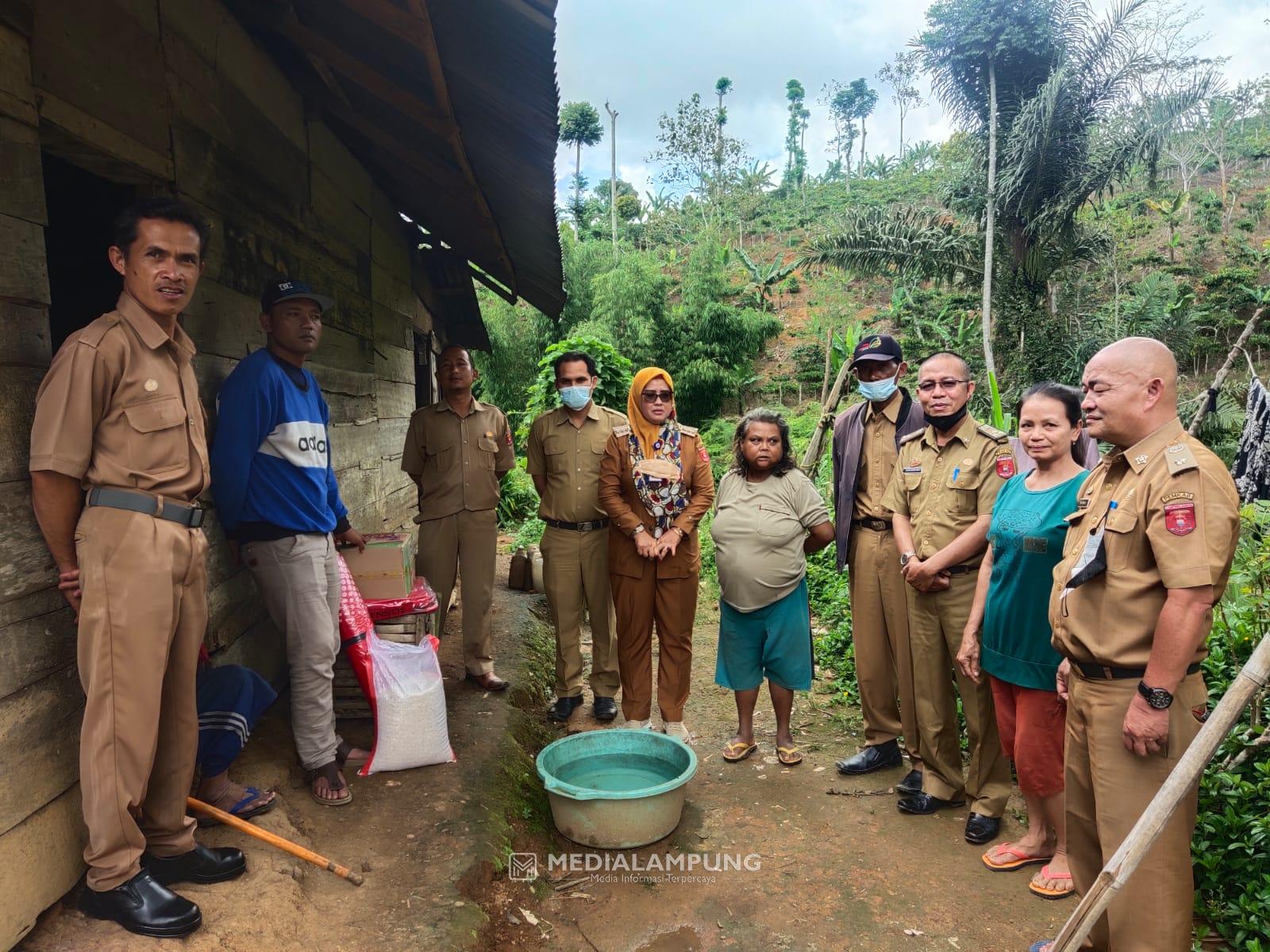 Bantu Nenek Juriah, Camat Batuketulis Serahkan Bantuan Perlengkapan Tidur-Sembako 