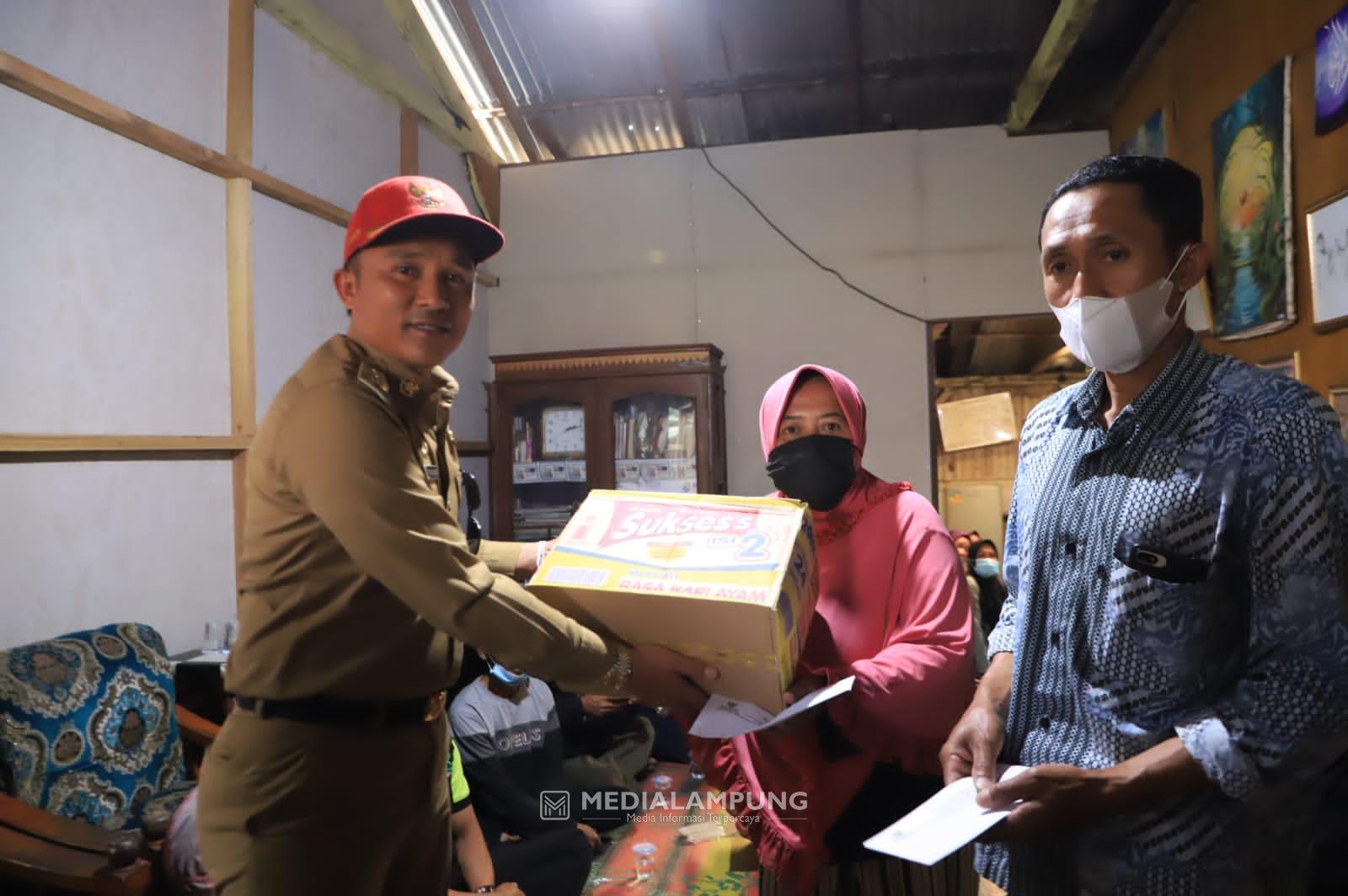 Pakcik Salurkan Bantuan untuk Korban Hujan Es Kelurahan Sekincau