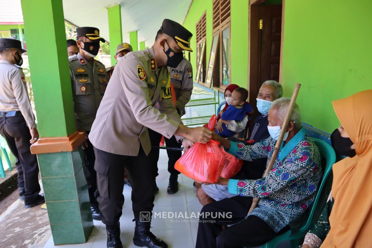 Tinjau Vaksinasi, Kapolres Waykanan Bagikan Puluhan Paket Sembako