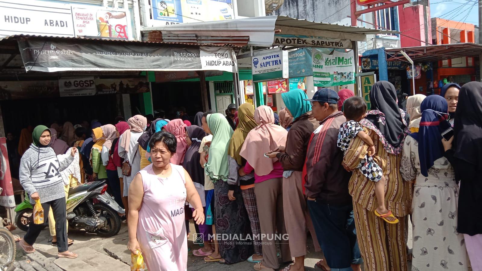 Barisan Ibu-Ibu Nekat Potong Jalan Demi Antri Minyak Goreng