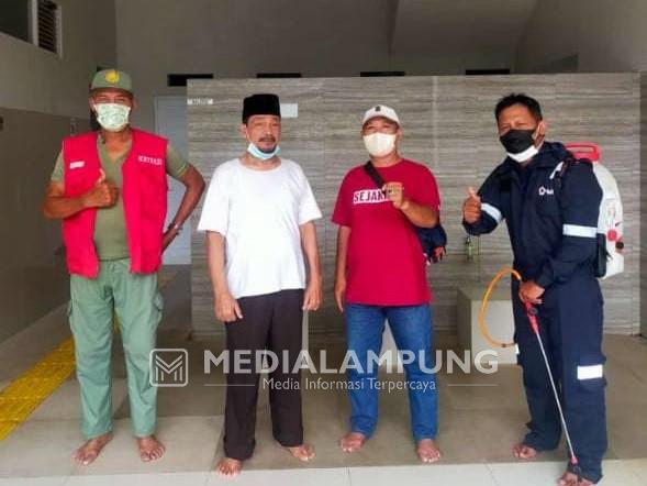 Antisipasi Penyebaran Omicron, Lurah Rawalaut Lakukan Penyemprotan Desinfektan