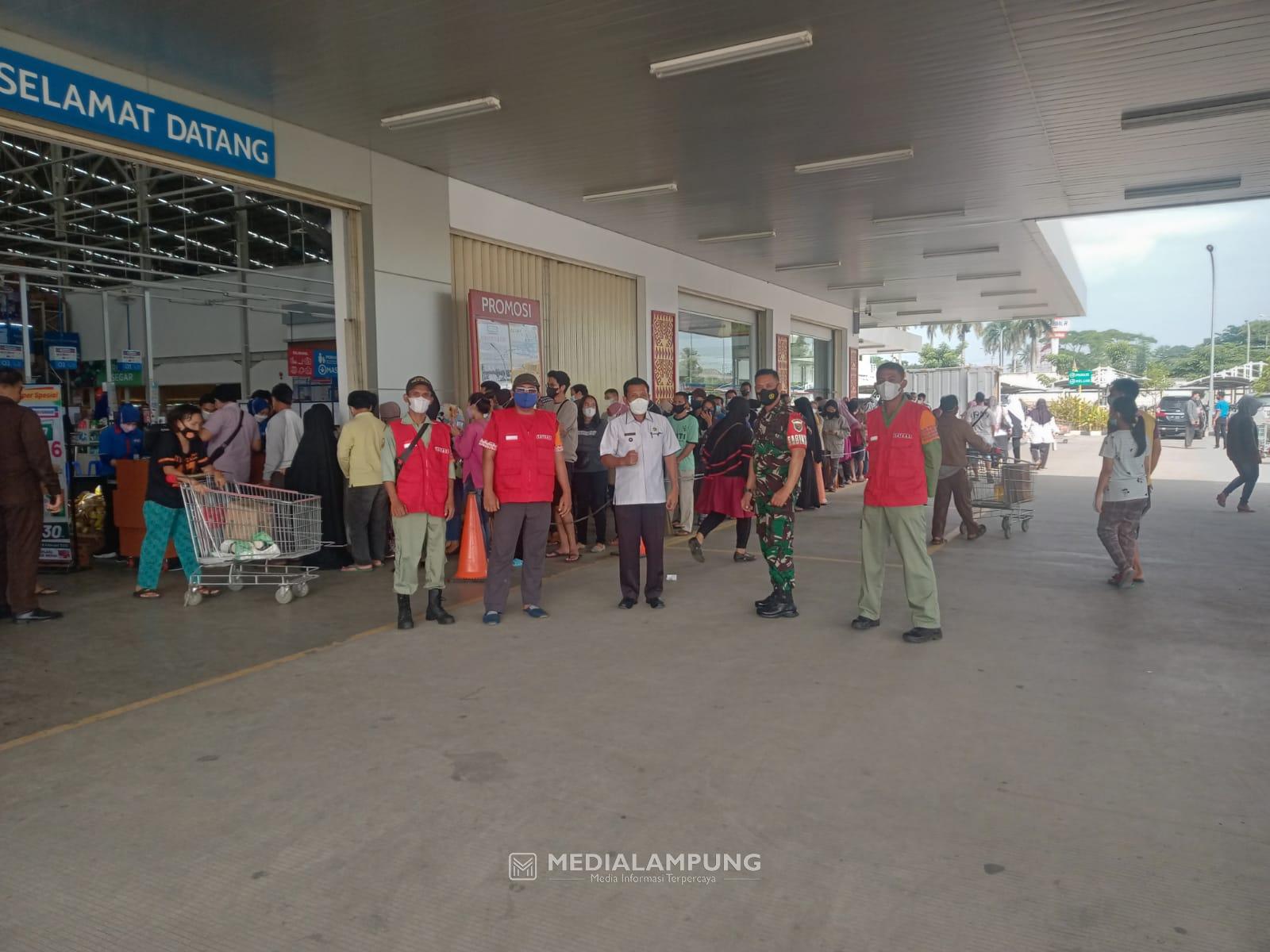 Bersama Tim Satgas Covid, Sertu Hadori Imbau Masyarakat Taat Prokes