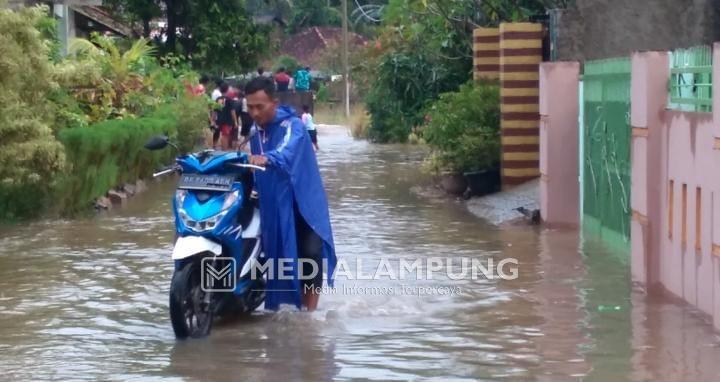 Hujan Deras, Beberapa Titik Jalan di Rajabasa Tergenang Banjir