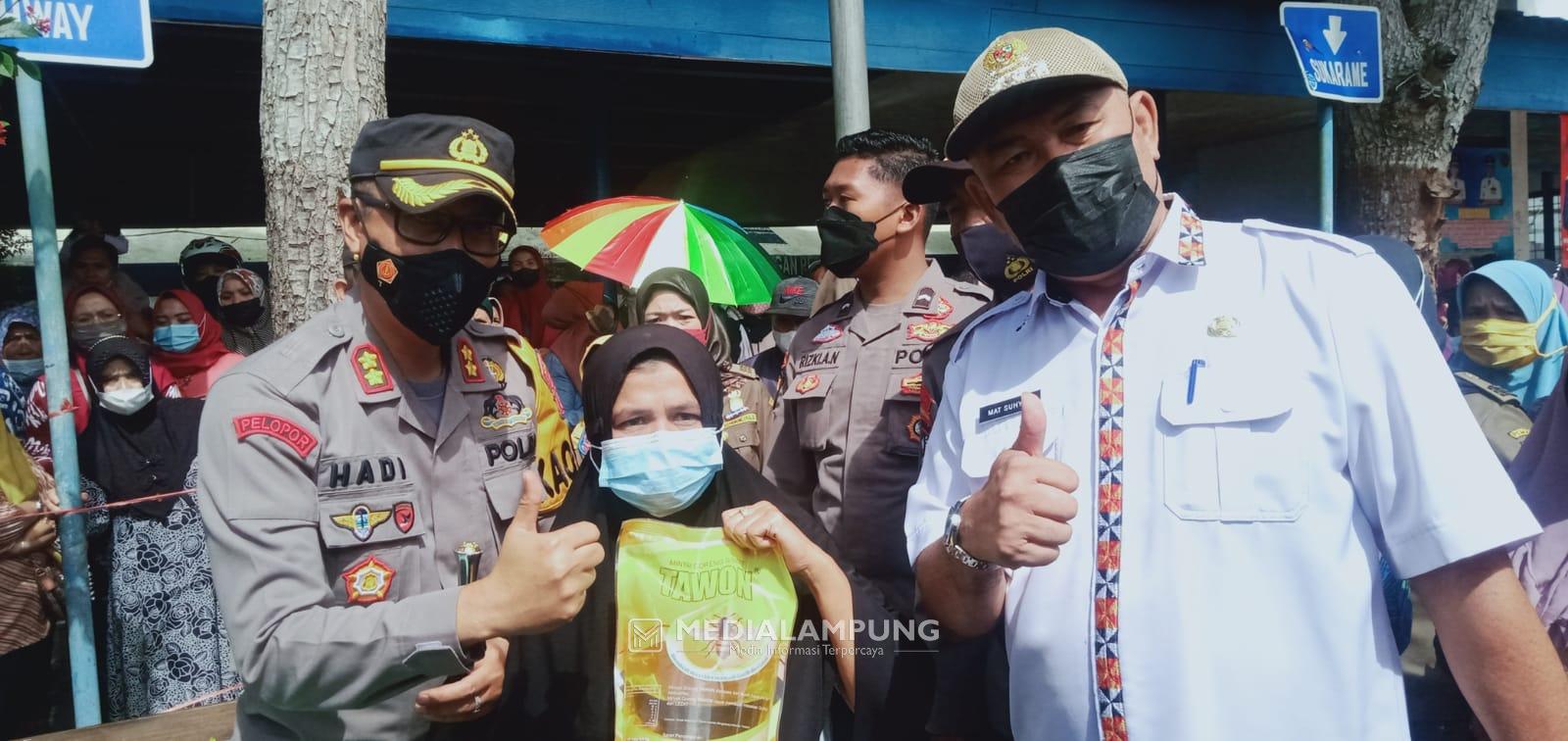 Warga Balikbukit Berebut Dapatkan 3.000 Liter Minyak Goreng