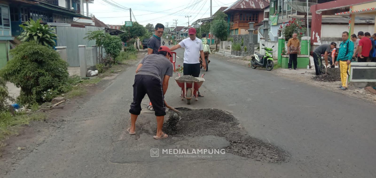 Sering Sebabkan Lakalantas, Warga Sukananti Swadaya Tambal Sulam Jalan Nasional 