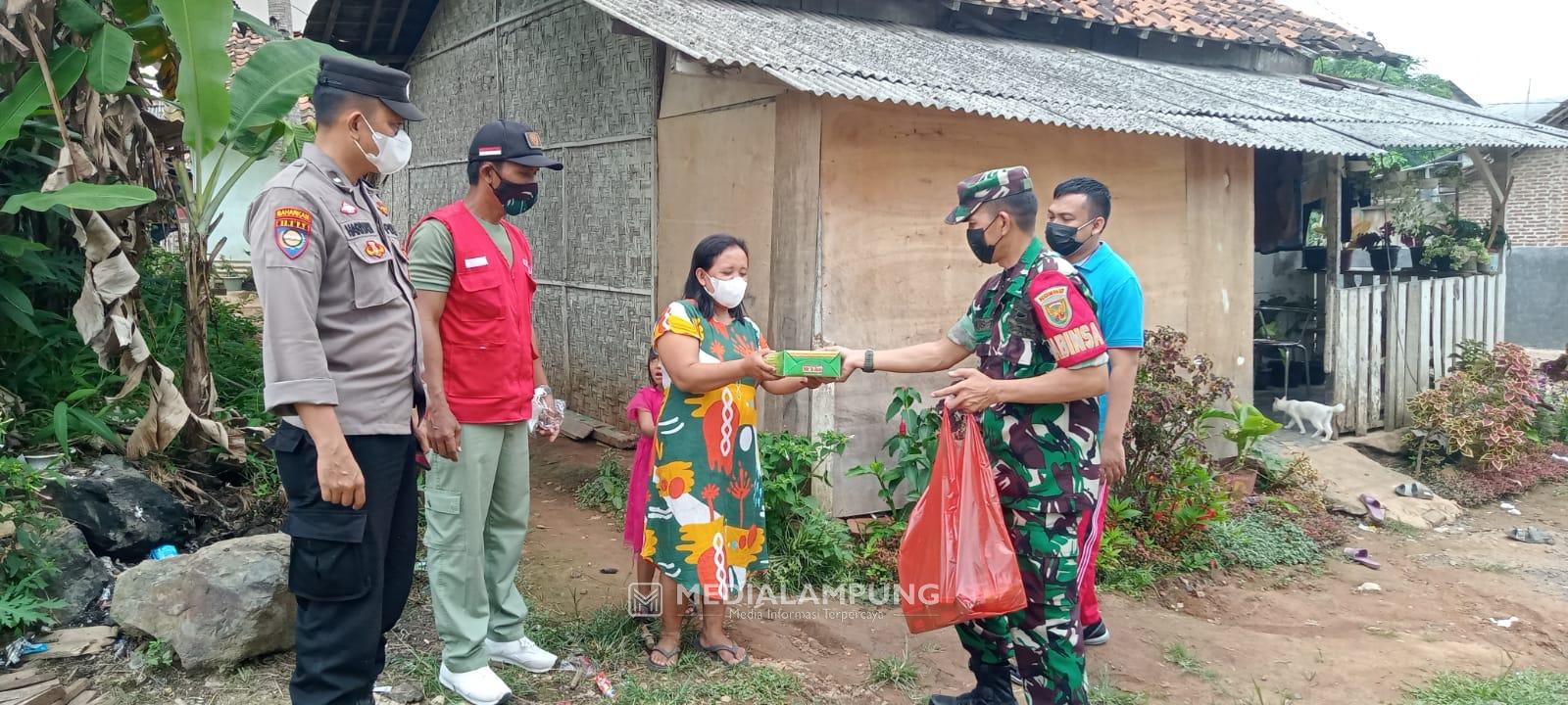 Koramil Panjang Bagikan Nasi Kotak dan Masker untuk Warga Binaan