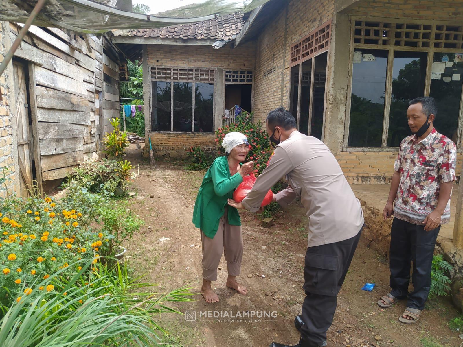 Satbinmas Polres Waykanan Bagikan Bantuan Paket Sembako di Kampung Bumirejo