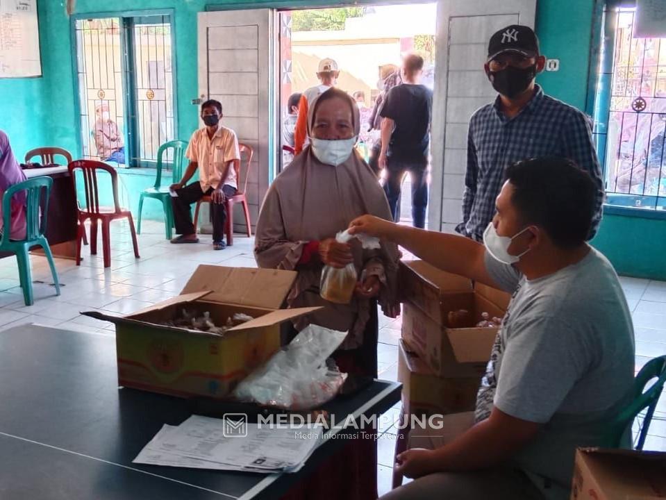 'Jiwaku Penolong’, Satres Narkoba Bagikan Migor Gratis ke Warga Usai Ikuti Vaksin