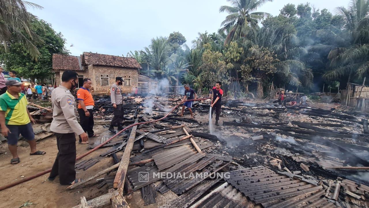 Diduga Akibat Korsleting Listrik, Dua Rumah di Ngambur Ludes Terbakar
