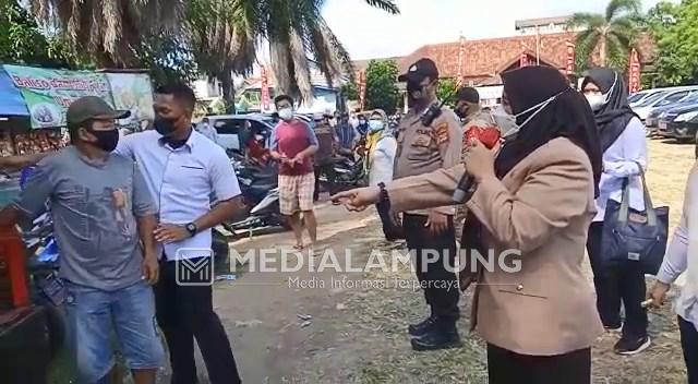 Warga Berkerumun Usai Belanja Minyak Goreng, Bunda Eva Turun Tangan Bubarkan Massa