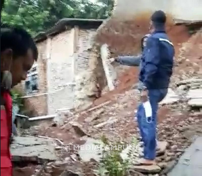Longsor Timpa Rumah Warga di Kupangkota